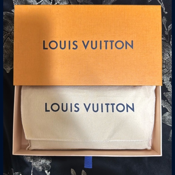 Louis Vuitton Red Sarah patent leather wallet - Picture 1 of 9
